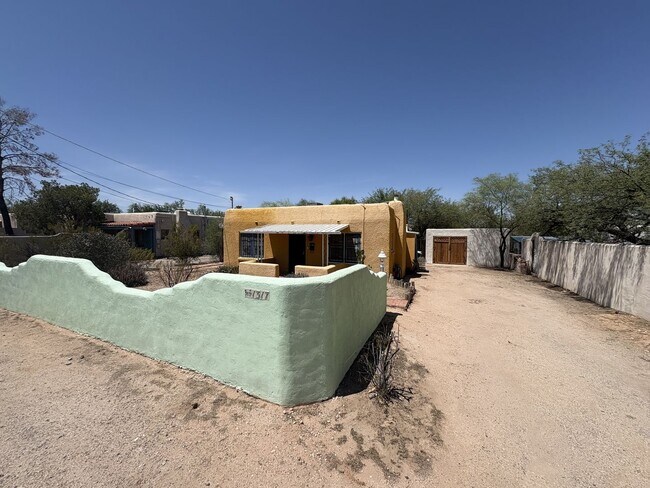 Building Photo - Central Tucson charming historic adobe home
