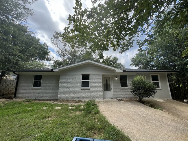 Building Photo - Fully Remodeled 4 Bedroom 1 Bath in Athens!