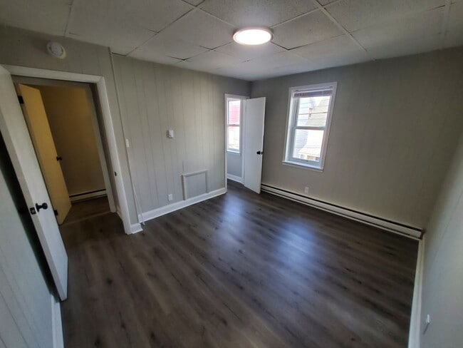Building Photo - 550 S Benner Ave