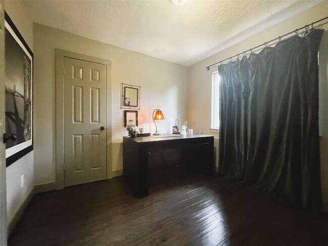 Foto del edificio - 9602 Top Gallant Ct
