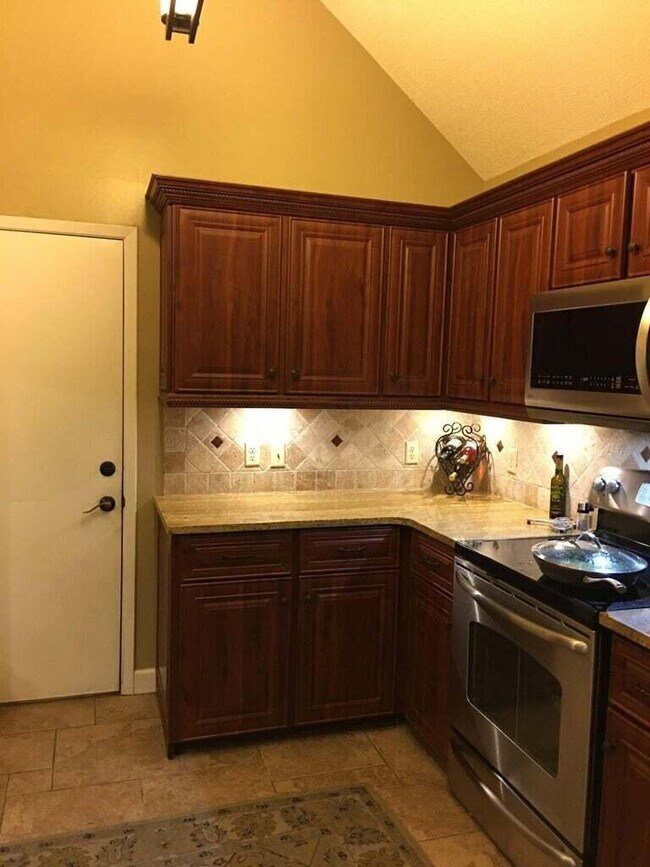 Building Photo - 811 Fairway Lakes Dr