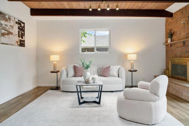 Foto del edificio - SUNNYVALE - Updated 3B/2B Single Family Home