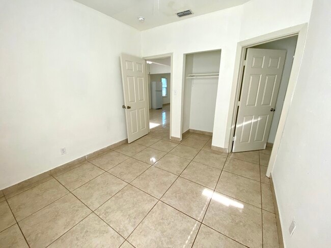 Primary bedroom - 902 N D St