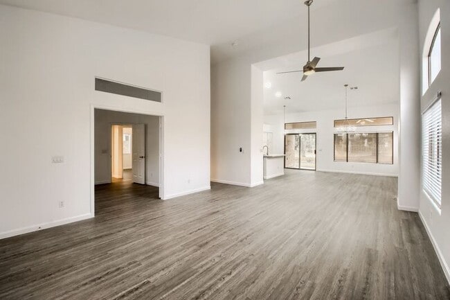 Building Photo - 1517 E Black Diamond Dr