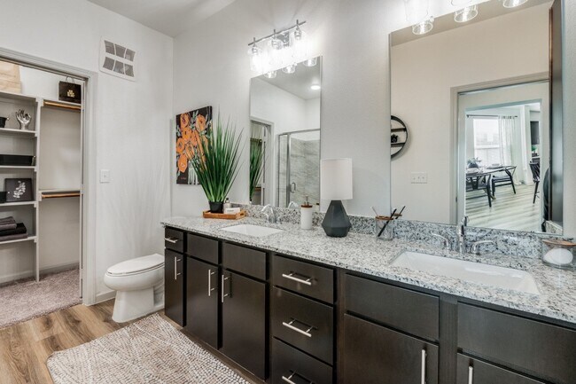 Foto del edificio - 2201 Creekview Dr.