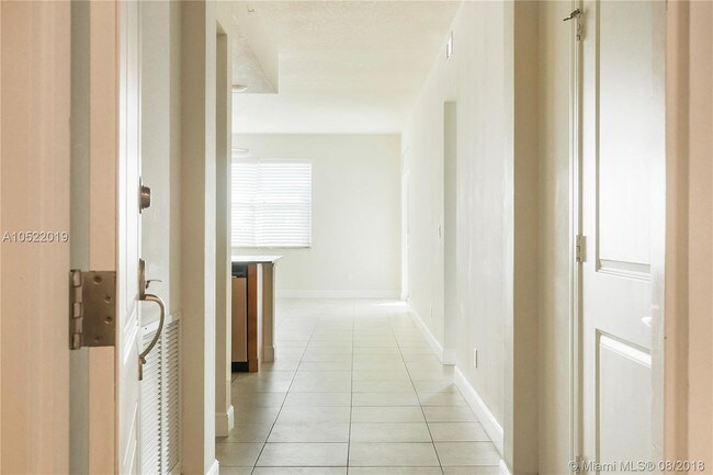 Building Photo - 1000 Bay Colony Dr S