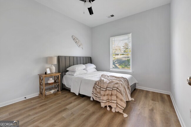 Foto del edificio - 56 Holly Rd NW