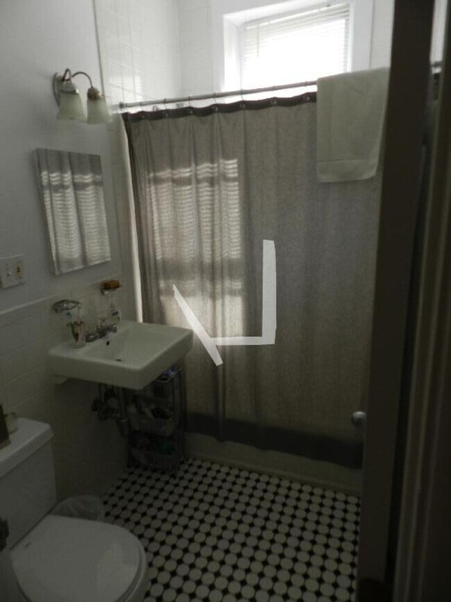 Building Photo - Nice 3 bed in Cleveland Circle