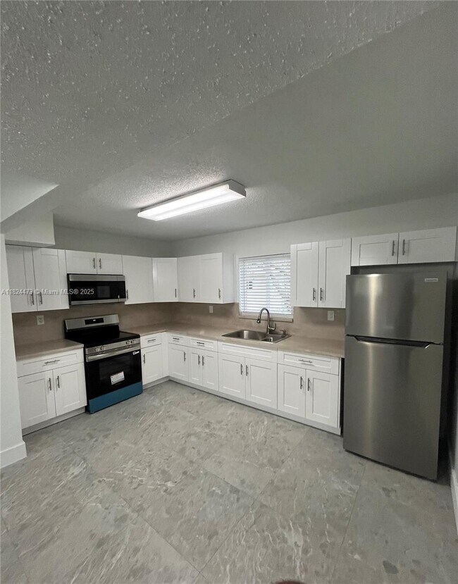 Building Photo - 1650 W 44th Pl