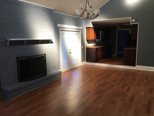 Building Photo - 1008 S Comet Ave