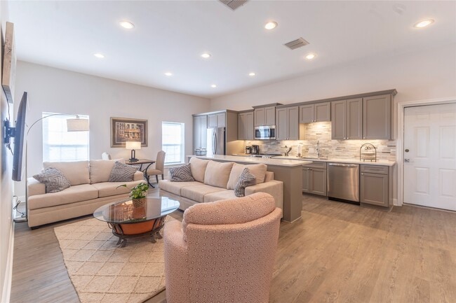 Building Photo - 400 E Mill St