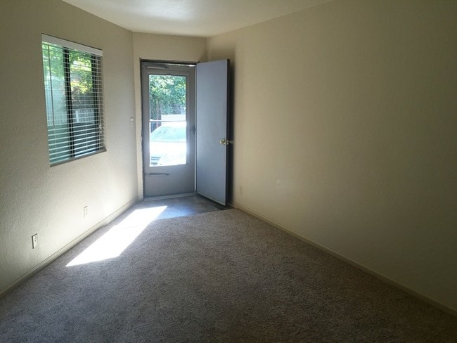 Building Photo - 3 bedroom 1.5 bath w/ attached one car garage