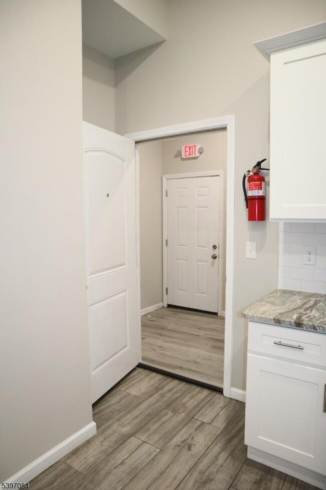 Building Photo - 154 Garside St