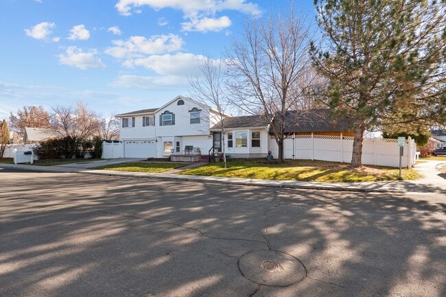 Building Photo - Spacious 4 Bedroom Home in Quiet Orem Neighborhood