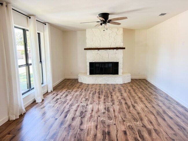 Foto del edificio - 4651 Briarwood Dr