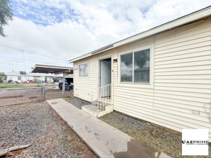 Primary Photo - Welcome to this Delightful 1/1 Phoenix Triplex Unit!
