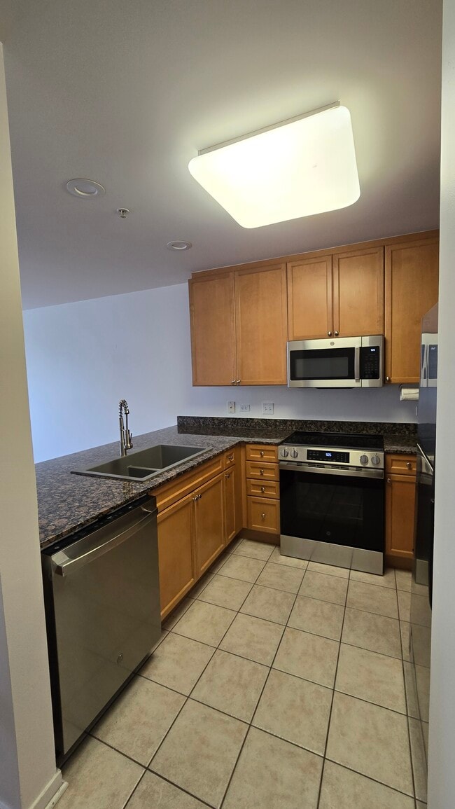 Brand new range and microwave - 125 N Euclid Ave