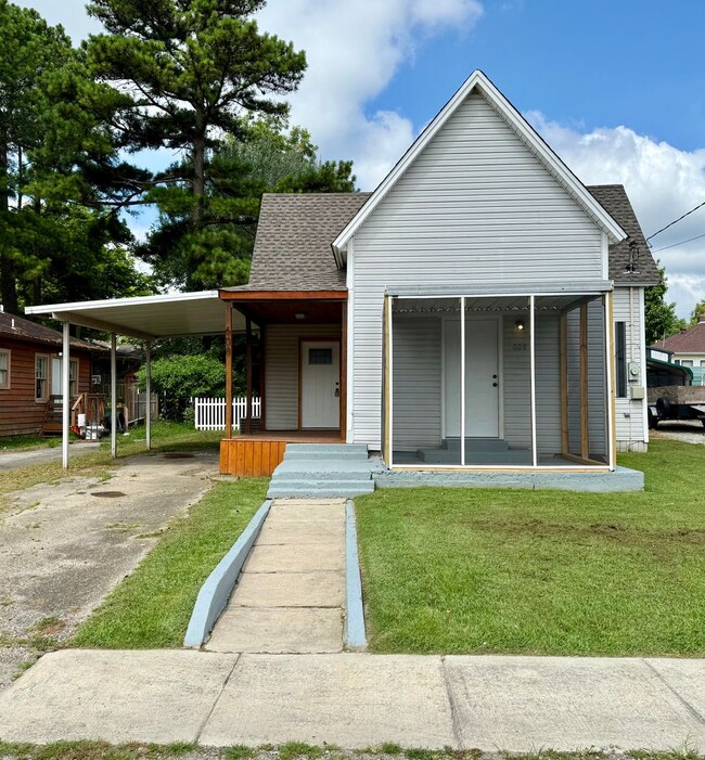 Building Photo - Fully Remodeled 3 Bedroom/1 Bathroom Home ...