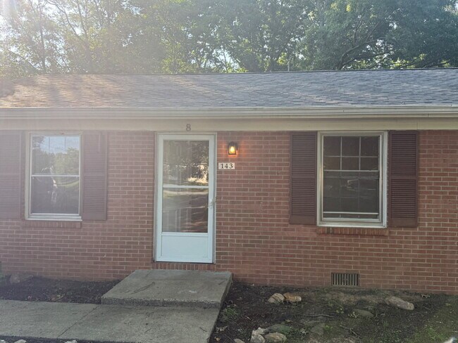 Foto del edificio - Two bed one bath property in Madison Heigh...