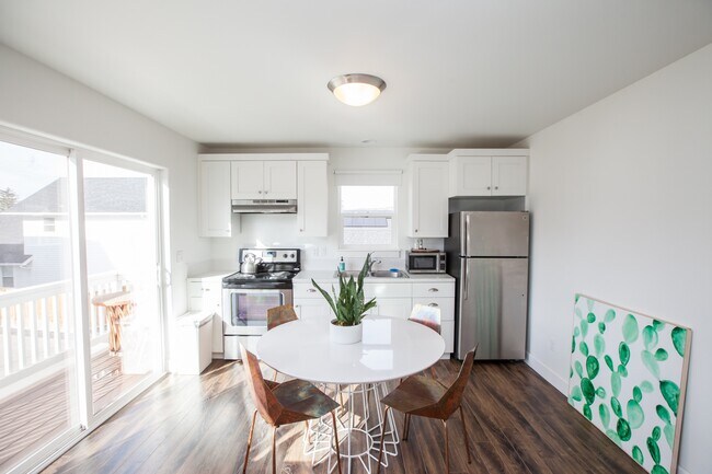 Kitchen - 691 Northeast Vail Lane