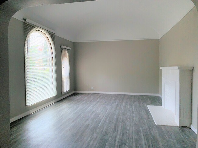 Building Photo - 3501 1/2 Ramboz Dr