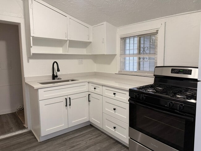 Building Photo - One Bedroom Home