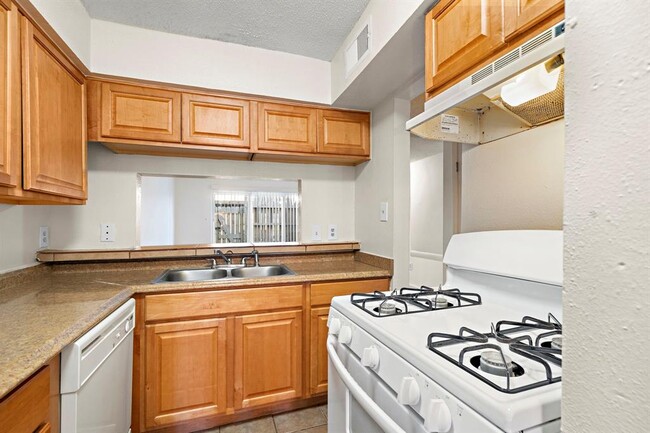 Building Photo - 711 Holiday Dr
