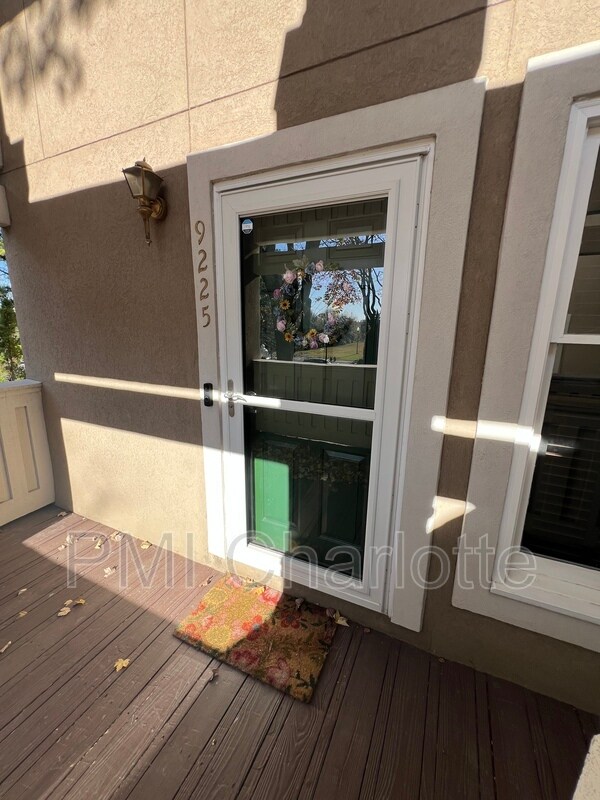 Foto del edificio - 9225 Ravenwing Dr