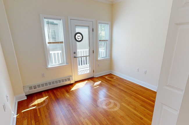 6/1 No Fee! Spacious, sunny 3BR/1.5BA between Harvard & Porter! - 6/1 No Fee! Spacious, sunny 3BR/1.5BA between Harvard & Porter! Apartment