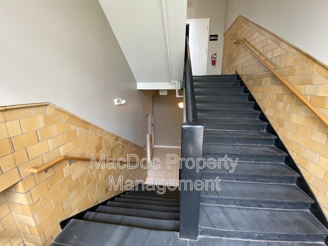 Building Photo - 900 Barton St