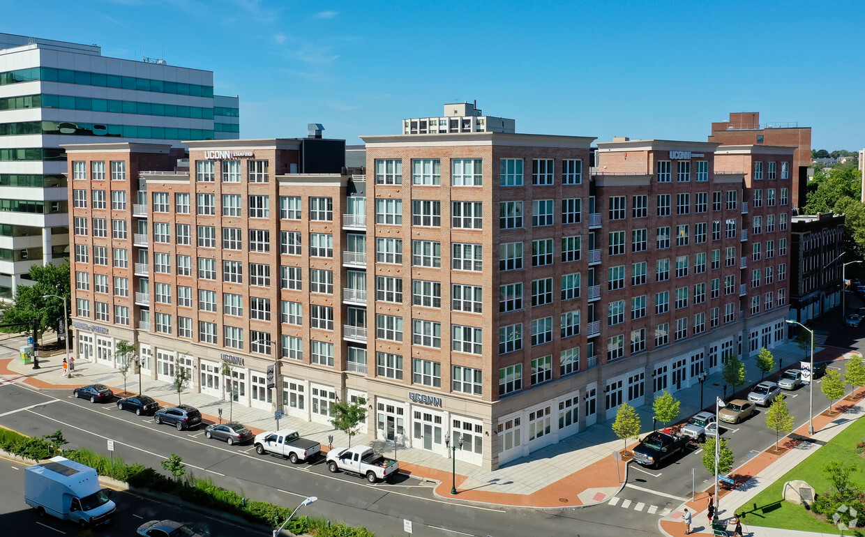 Foto principal - UConn Student Housing At Rippowam Place