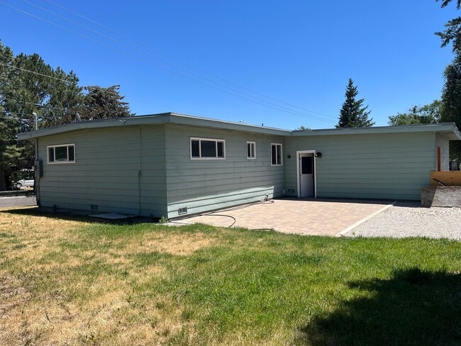 Building Photo - Cute tree street home with 2 car garage!!