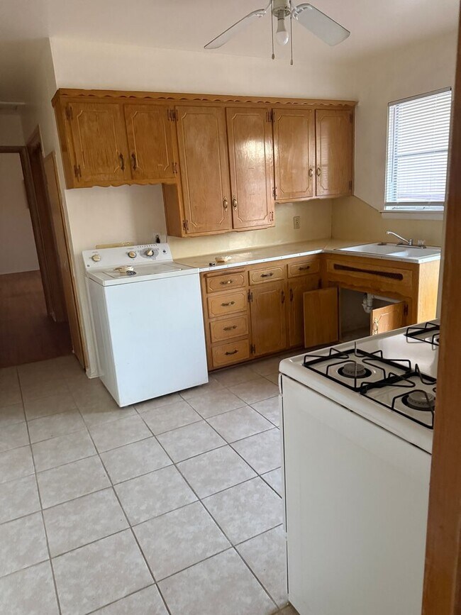 Foto del edificio - For Lease: Charming 1-Bedroom Duplex in the Heart of Yukon!