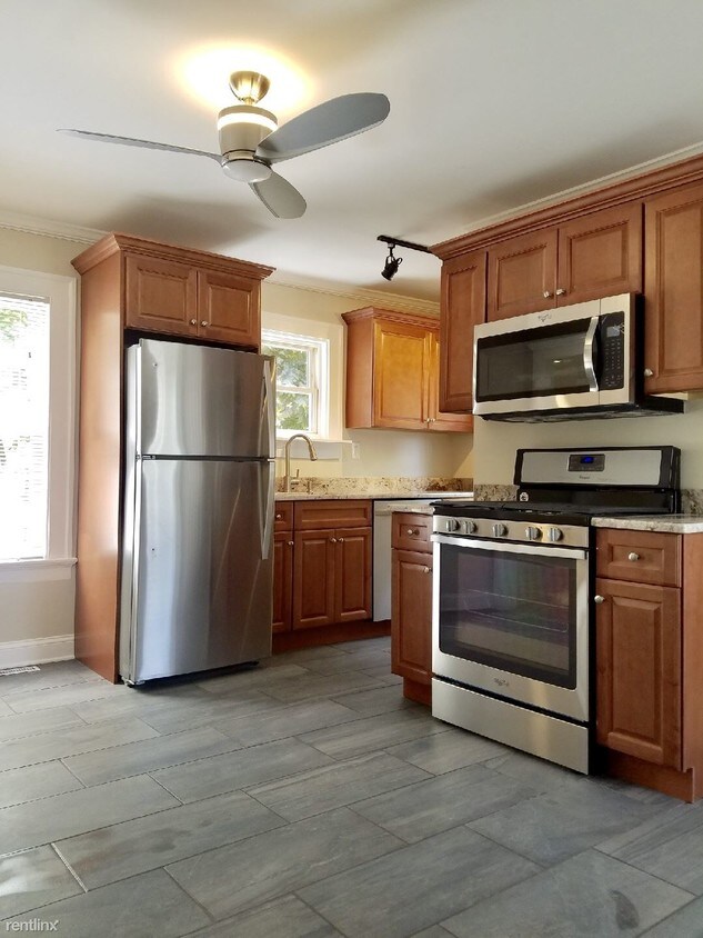Primary Photo - 2 br, 1 bath - 132 Hobart St Fl 1