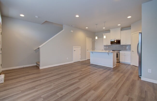 Building Photo - Beautiful Townhouse with Easy Access to Ev...