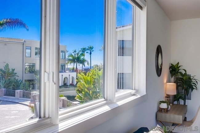 Building Photo - 5490 La Jolla Blvd
