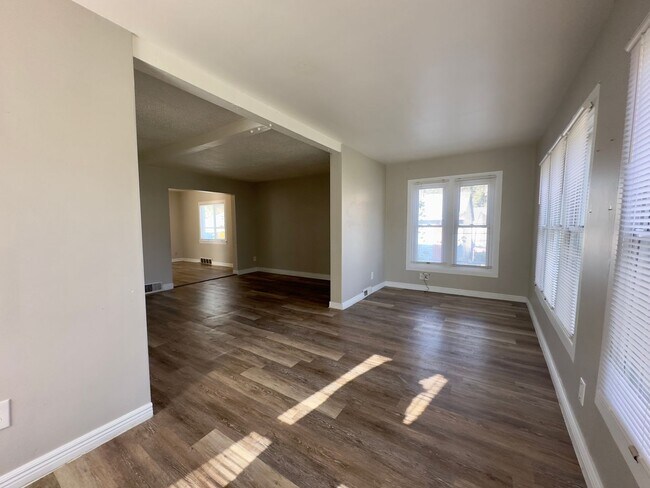 Foto del edificio - Beautiful 3 bedroom, 1 bath single family home with fenced yard and garage