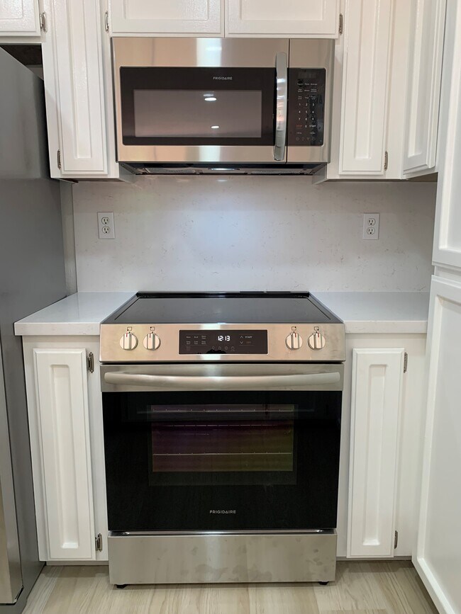 Foto del edificio - 387 Creekview Dr