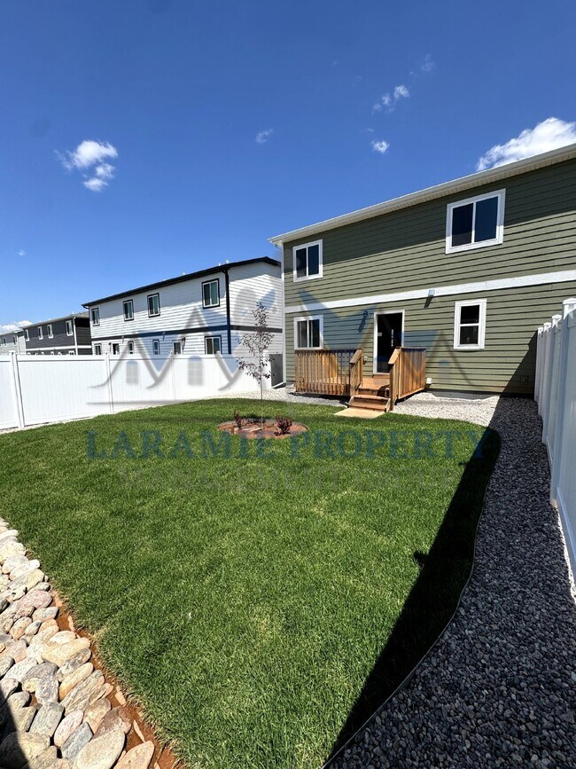 Foto del edificio - 4-Bedroom, 4.5 bath Condo - 1/2 OFF 1ST MO...