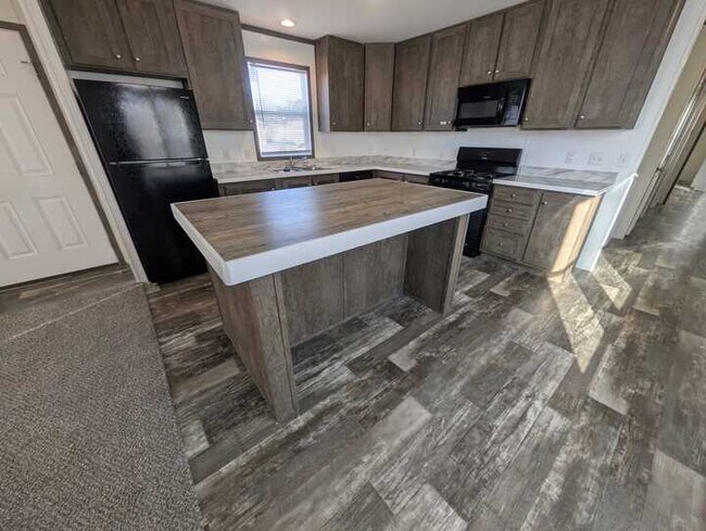 Building Photo - 16151 Notre Dame St