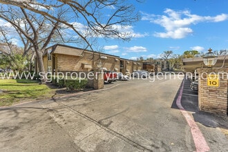 Building Photo - 7906 Royal Ln