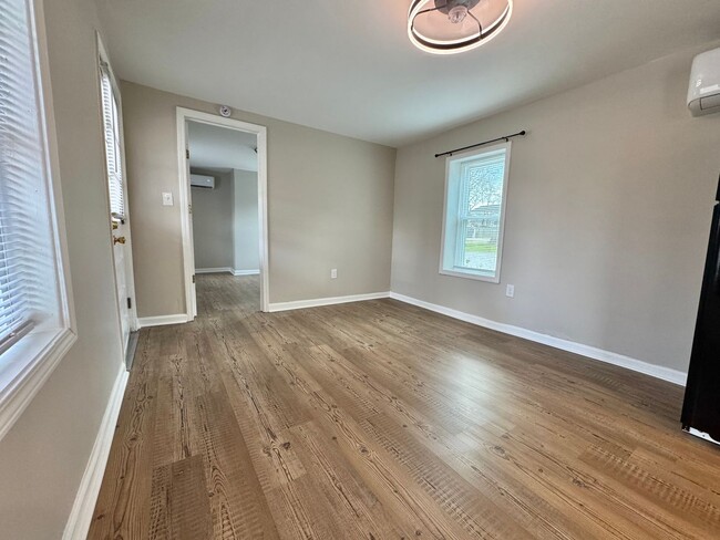 Building Photo - 1 Bed, 1 Bath Home in Sylvan Park