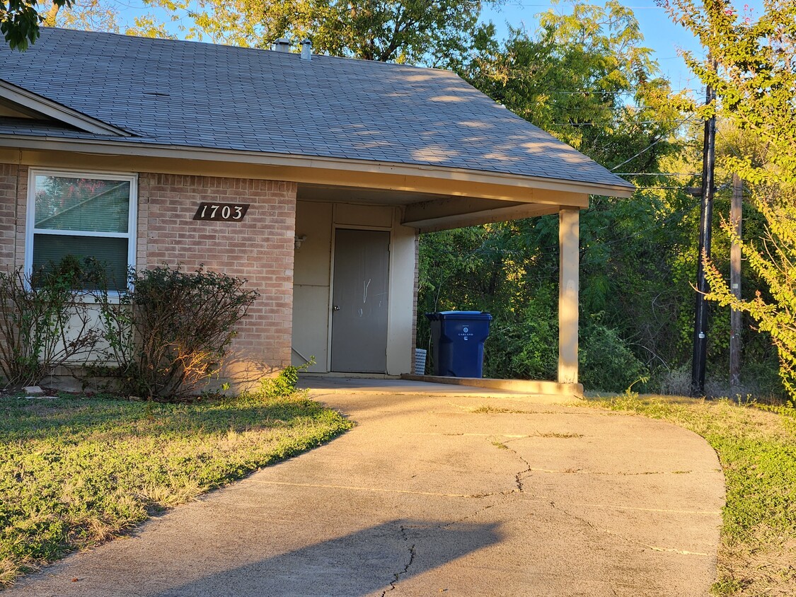 Building Photo - Garland Duplex 2 bed