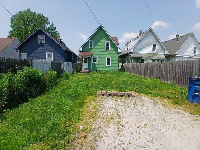 Building Photo - 4 Bed 1 Bath