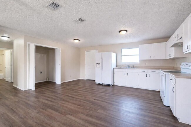 Building Photo - 2-bedroom 1 bath duplex Country living close to town AVAILABLE NOW!