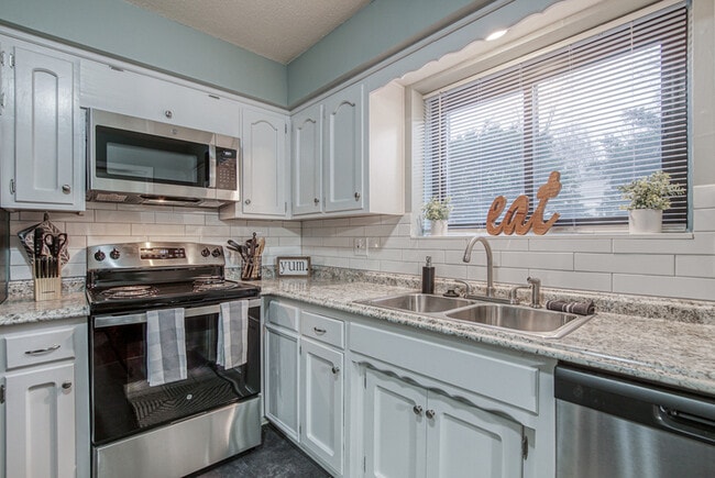 Building Photo - 5601 W 58th St