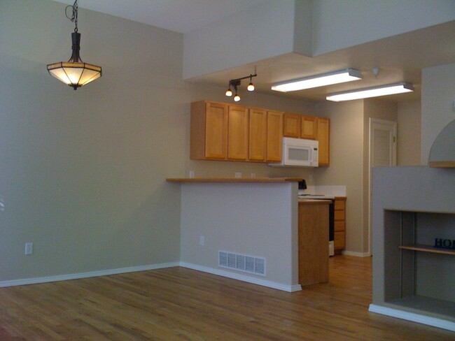 Foto del edificio - Central location - 2BR/2.5Ba/2C townhome n...