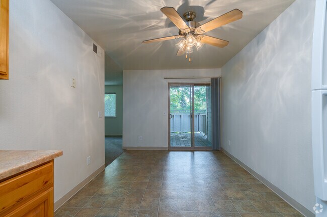 1 habitación, 1 baño - 655 pies cuadrados - Comedor - Logan Park