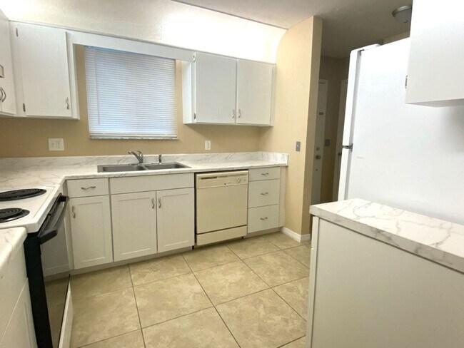 Building Photo - Adorable 3 Bedroom Port Orange Townhome!