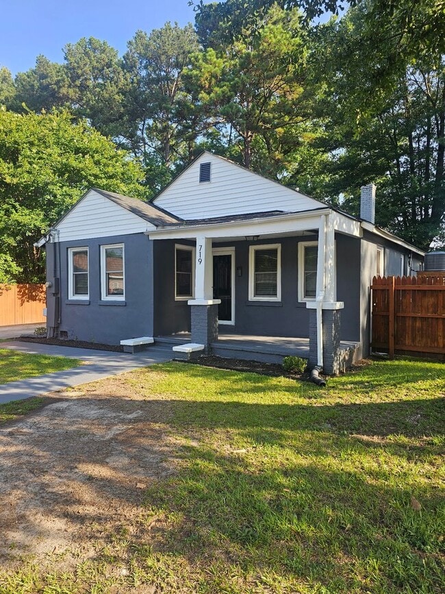 Building Photo - 719 Elvie St S